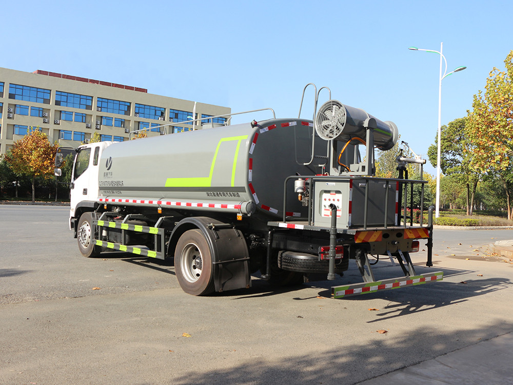 城市中的流動清泉——灑水車的多重使命